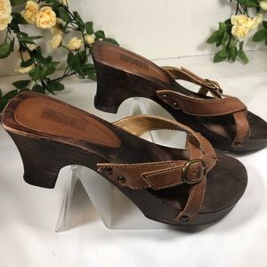 Nomi wooden sandal slippers with adjustable strap.